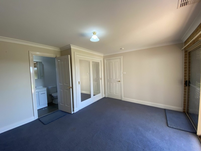 18 Mathew Street, Young NSW 2594