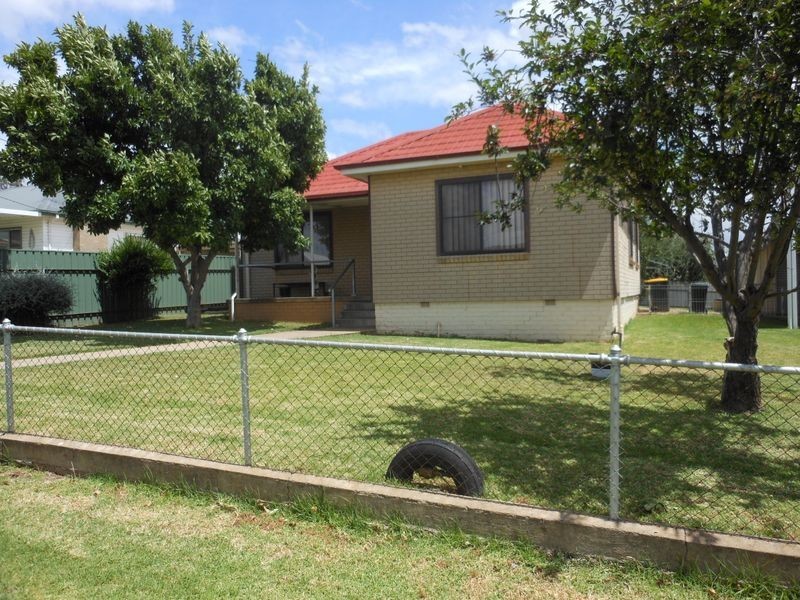 54 Currawong Street, Young NSW 2594