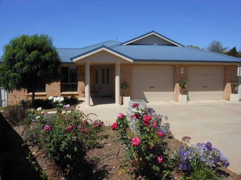 3 Scott Place, Young NSW 2594