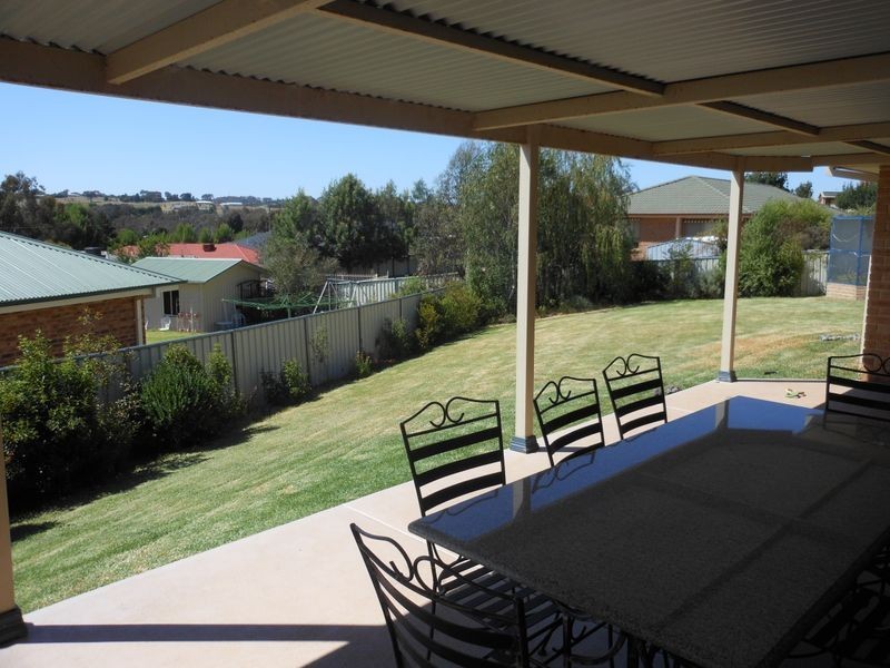 3 Scott Place, Young NSW 2594