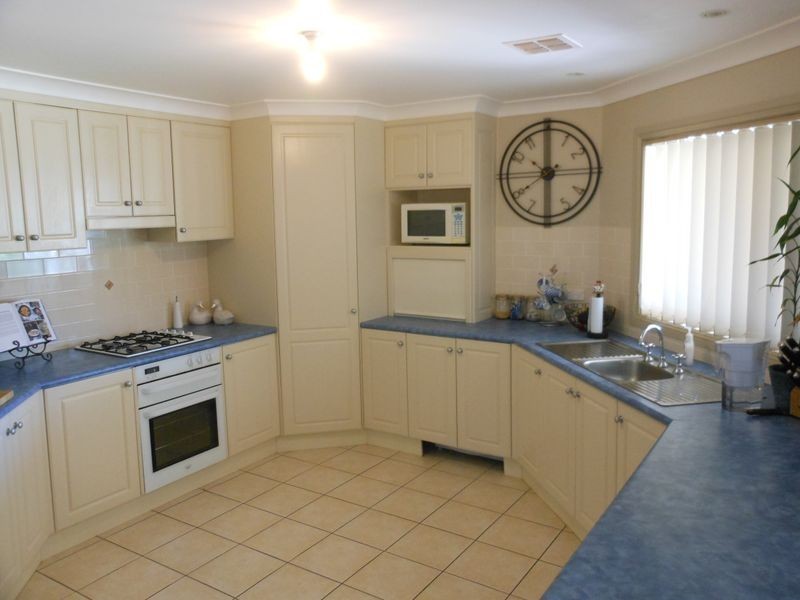 3 Scott Place, Young NSW 2594