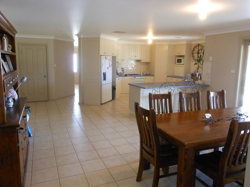 3 Scott Place, Young NSW 2594