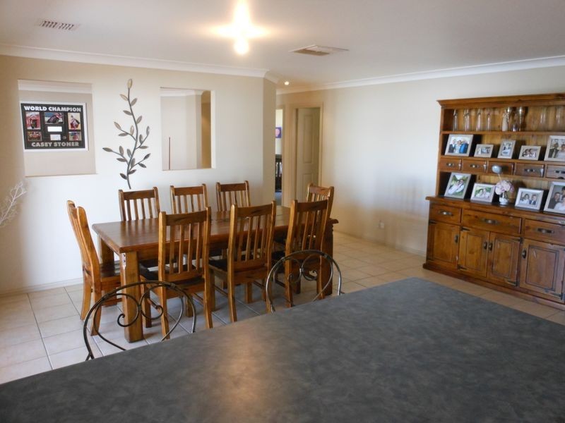 3 Scott Place, Young NSW 2594