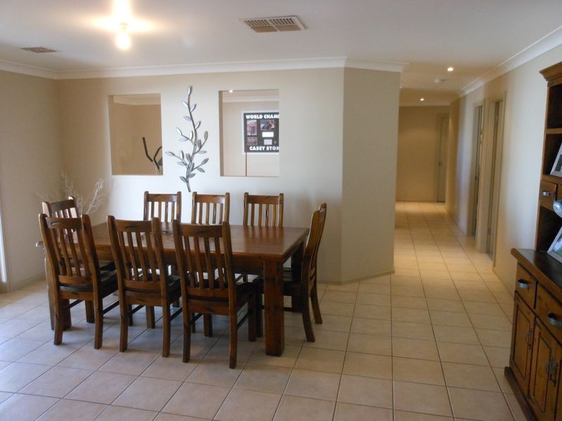 3 Scott Place, Young NSW 2594