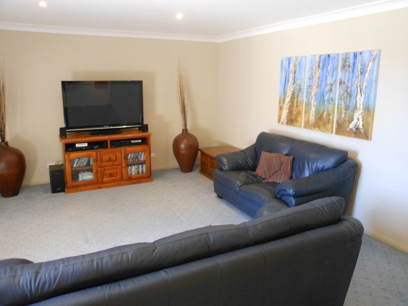 3 Scott Place, Young NSW 2594