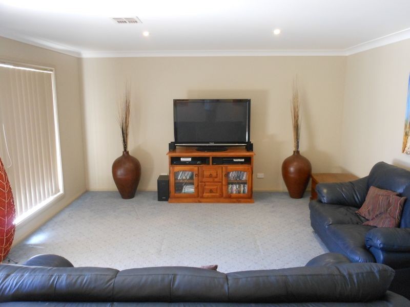 3 Scott Place, Young NSW 2594