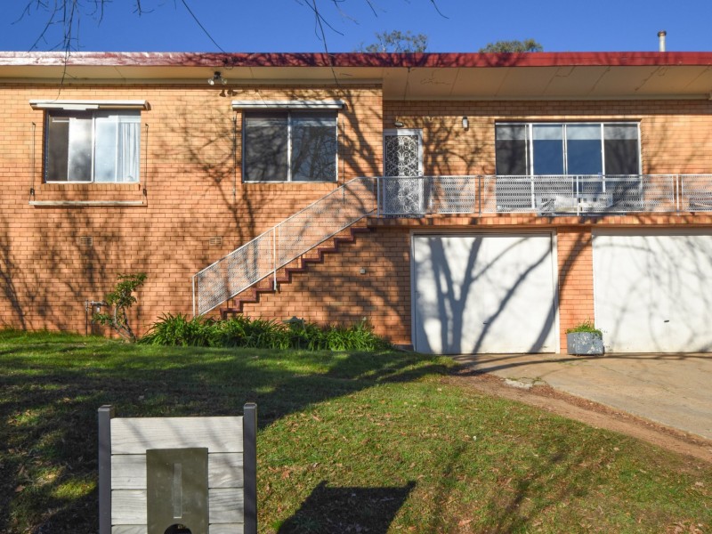 6 Milong Street, Young NSW 2594
