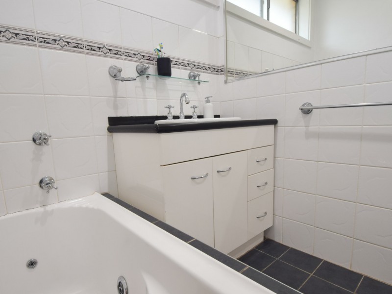 6 Milong Street, Young NSW 2594