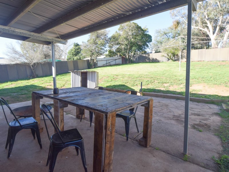 6 Milong Street, Young NSW 2594