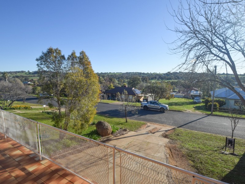 6 Milong Street, Young NSW 2594