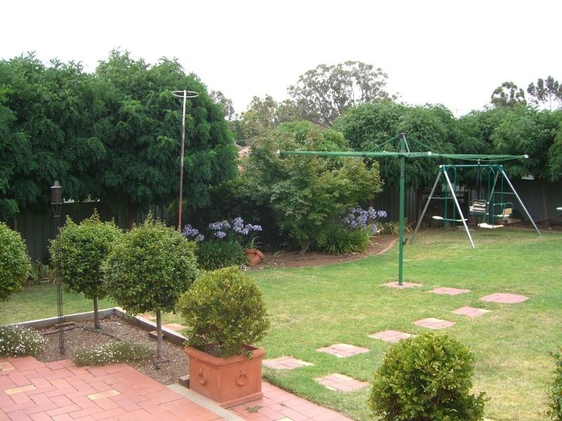 5 Samuel Court, Young NSW 2594