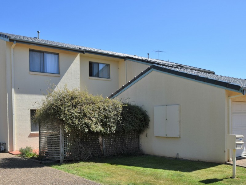 5/4 Old Barracks, Young NSW 2594