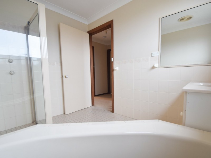 5/4 Old Barracks, Young NSW 2594