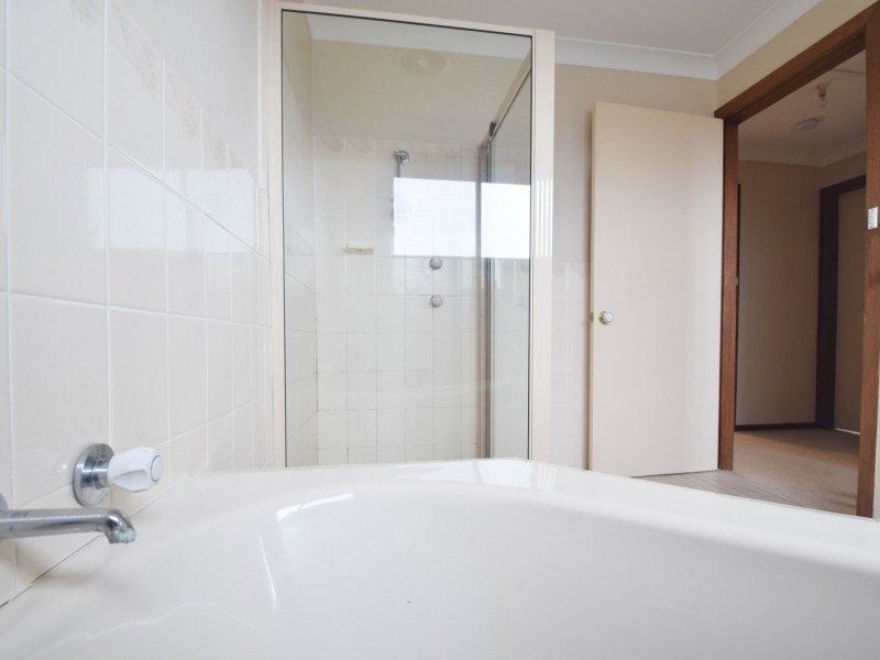 5/4 Old Barracks, Young NSW 2594