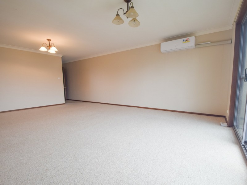 5/4 Old Barracks, Young NSW 2594