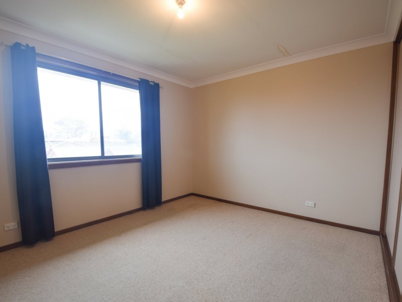 5/4 Old Barracks, Young NSW 2594