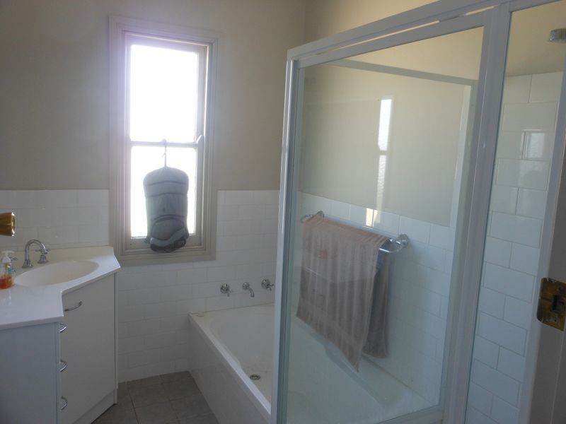 2 Stoneridge, Young NSW 2594