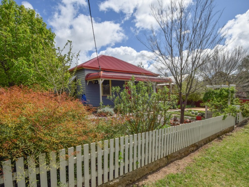 7 Yass Street, Young NSW 2594