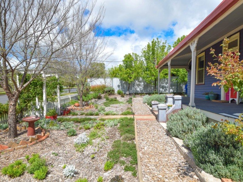 7 Yass Street, Young NSW 2594