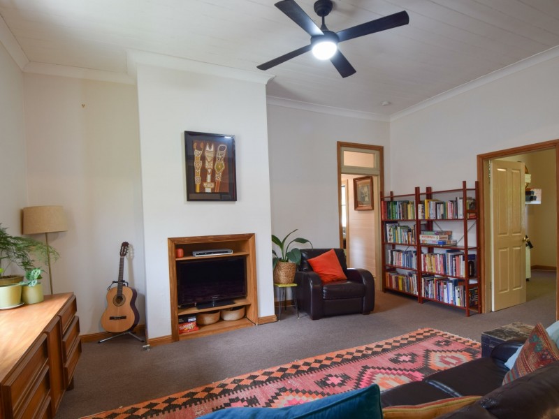 7 Yass Street, Young NSW 2594