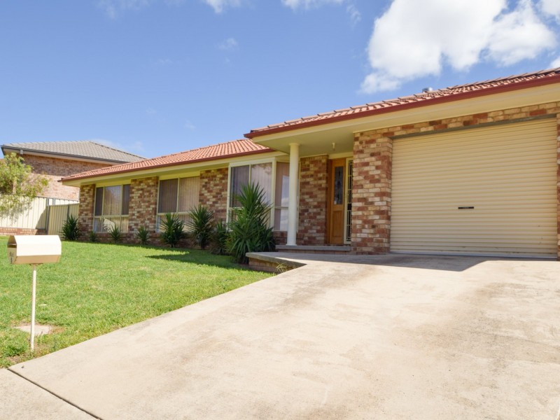 5 Hargreaves Crescent, Young NSW 2594