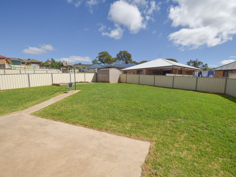 5 Hargreaves Crescent, Young NSW 2594