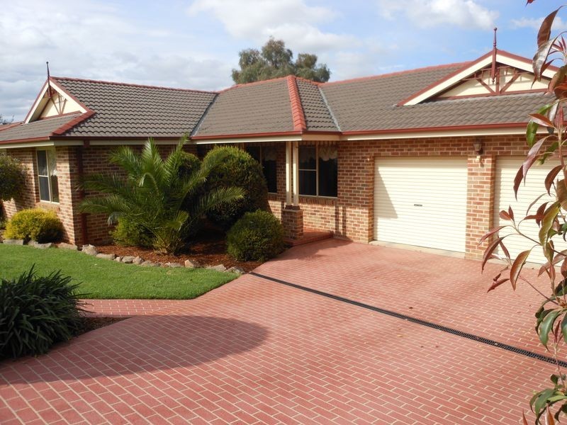 4 Tadros Ave, Young NSW 2594