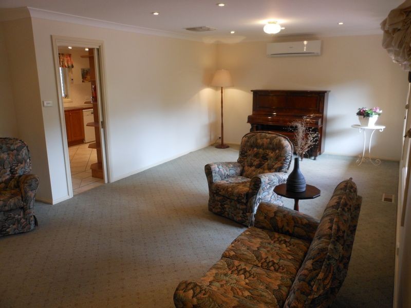 4 Tadros Ave, Young NSW 2594