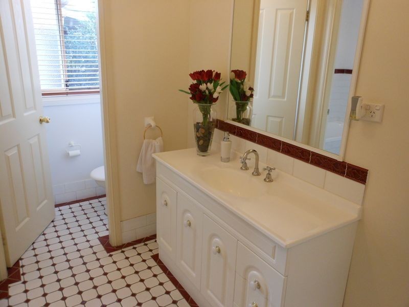 4 Tadros Ave, Young NSW 2594