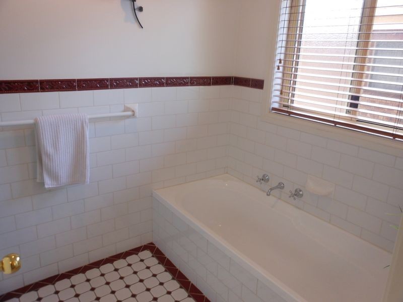 4 Tadros Ave, Young NSW 2594