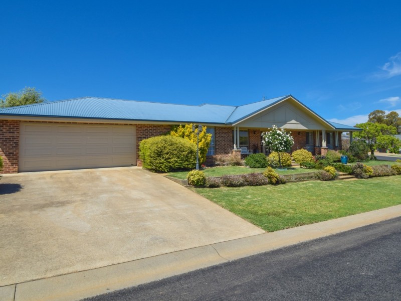 6 Settlers Place, Young NSW 2594