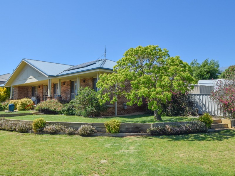 6 Settlers Place, Young NSW 2594