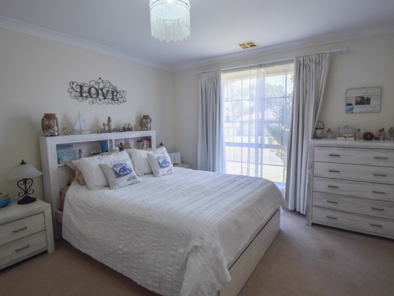 6 Settlers Place, Young NSW 2594