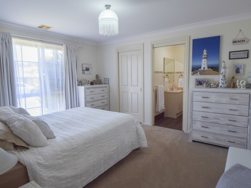 6 Settlers Place, Young NSW 2594