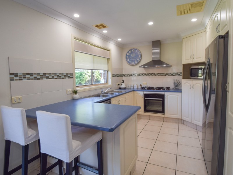6 Settlers Place, Young NSW 2594