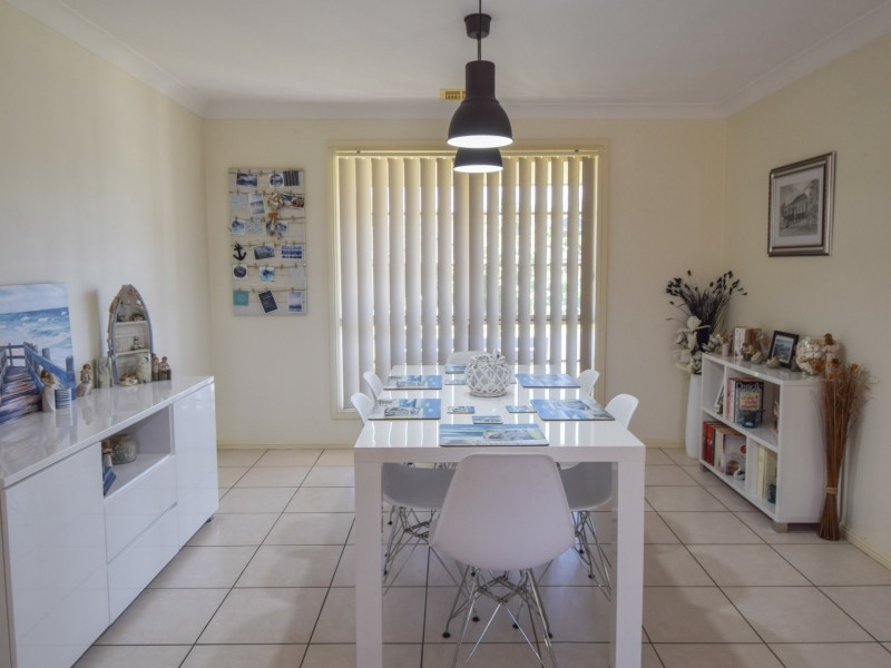 6 Settlers Place, Young NSW 2594