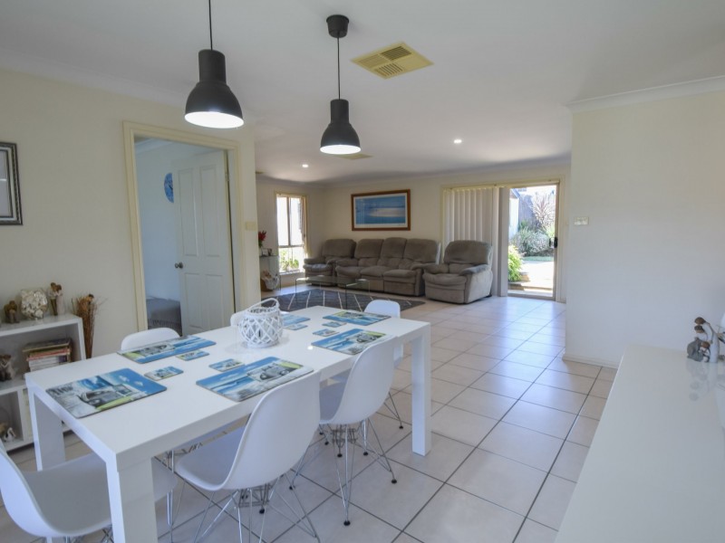 6 Settlers Place, Young NSW 2594