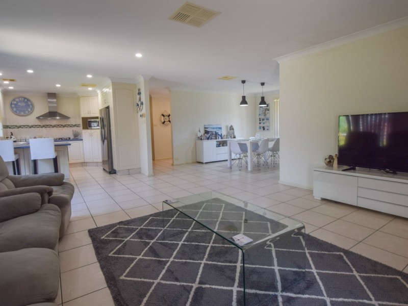 6 Settlers Place, Young NSW 2594