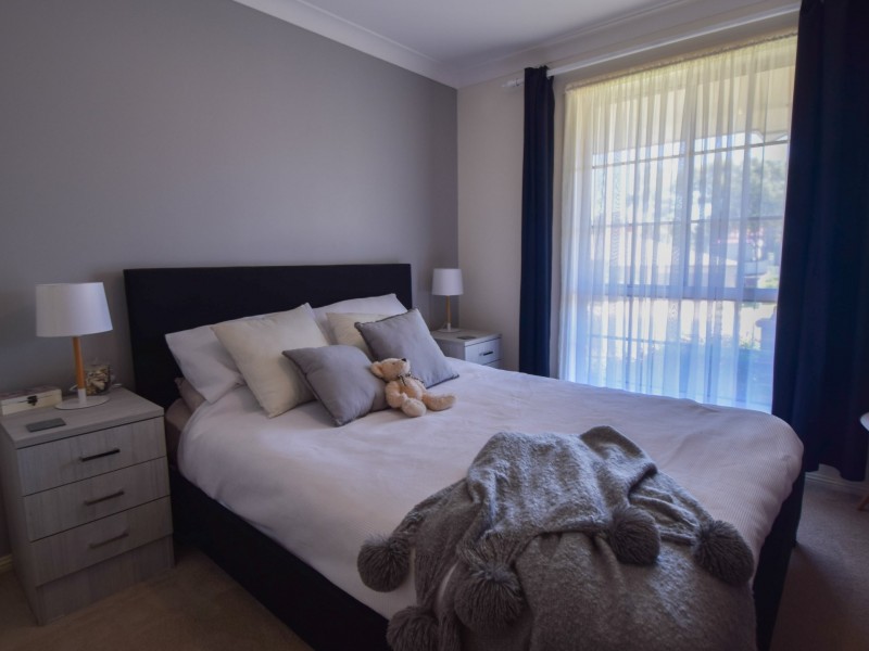 6 Settlers Place, Young NSW 2594