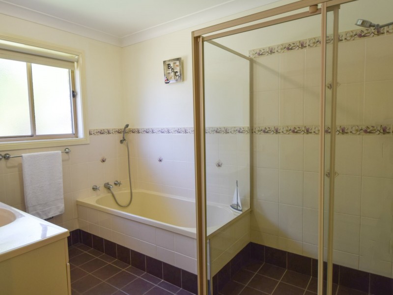 6 Settlers Place, Young NSW 2594