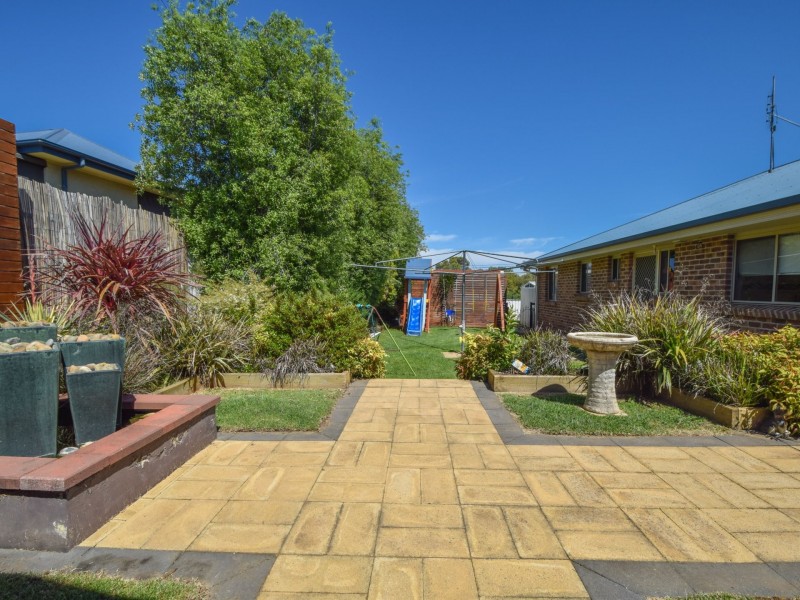 6 Settlers Place, Young NSW 2594