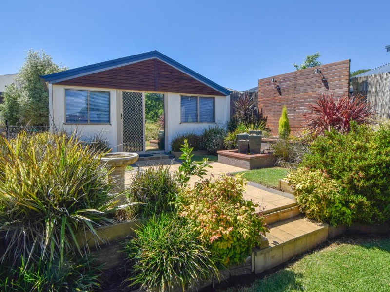 6 Settlers Place, Young NSW 2594