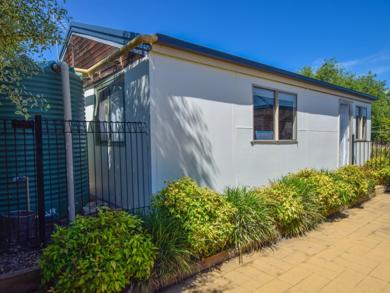 6 Settlers Place, Young NSW 2594