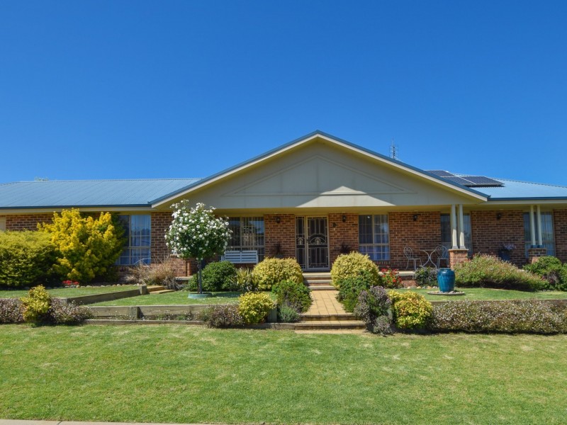 6 Settlers Place, Young NSW 2594