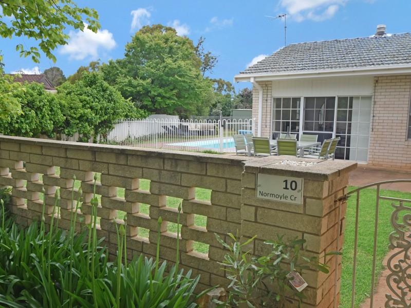 10 Normoyle Crescent, Young NSW 2594