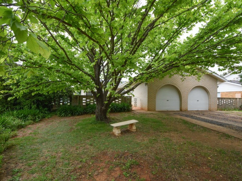 10 Normoyle Crescent, Young NSW 2594