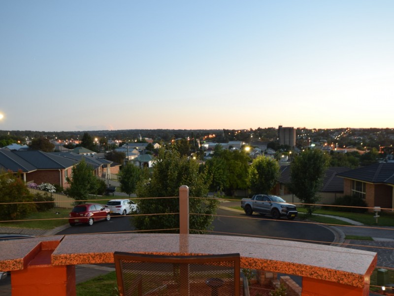 6 Hambrook Place, Young NSW 2594