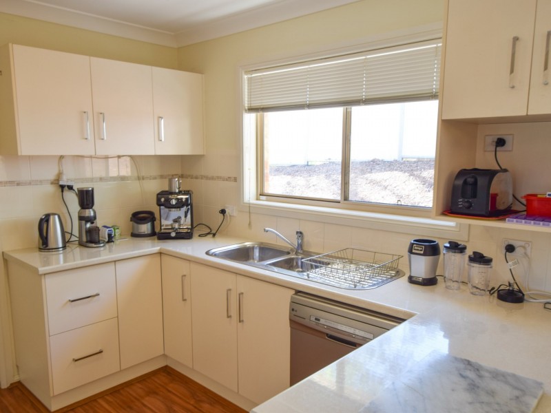 6 Hambrook Place, Young NSW 2594