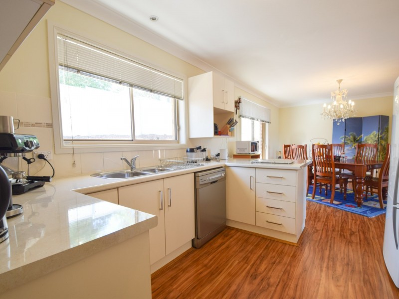 6 Hambrook Place, Young NSW 2594