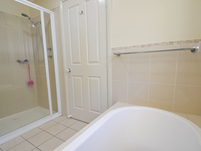 6 Hambrook Place, Young NSW 2594